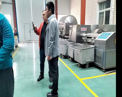 外國客戶來天潤,考察真空滾揉機等系列肉類制品設備,洽談合作(圖3) 外國客戶來天潤,考察真空滾揉機等系列肉類制品設備,洽談合作(圖3)
