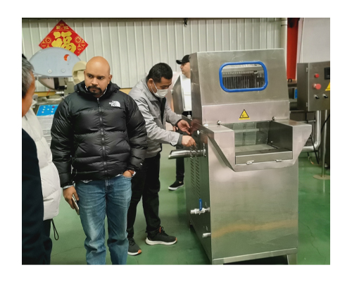 哥倫比亞客戶到天潤公司參觀考察真空滾揉機及鹽水注射機等(圖2)