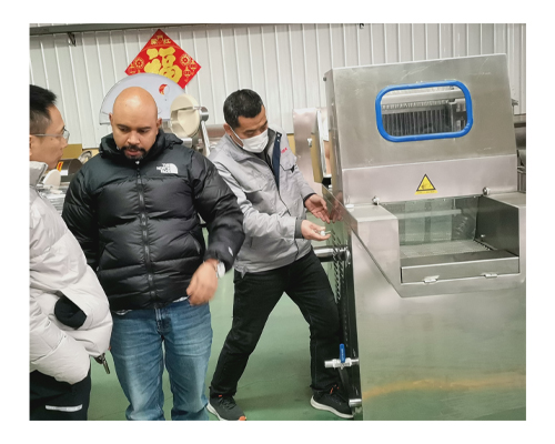 哥倫比亞客戶到天潤公司參觀考察真空滾揉機及鹽水注射機等(圖1)