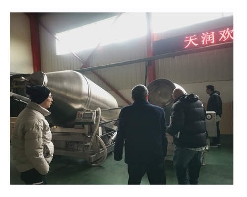 哥倫比亞客戶到天潤公司參觀考察真空滾揉機及鹽水注射機等(圖6)