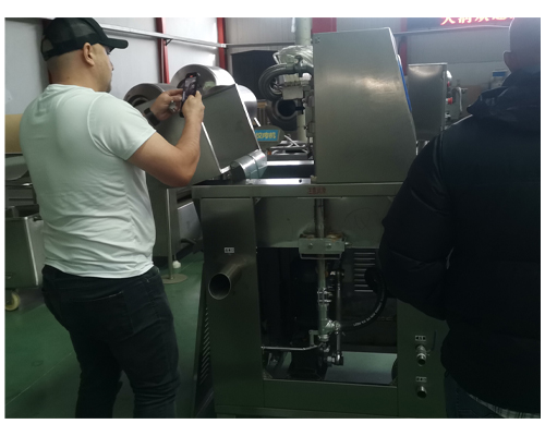 哥倫比亞客戶到天潤公司參觀考察真空滾揉機及鹽水注射機等(圖3)