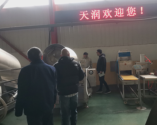 哥倫比亞客戶到天潤公司參觀考察真空滾揉機及鹽水注射機等(圖5)