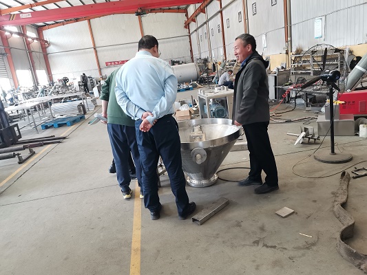 濟南寵物食品加工廠薛總一行來公司考察真空滾揉機擠出機等(圖2) 濟南寵物食品加工廠薛總一行來公司考察真空滾揉機擠出機等(圖2)